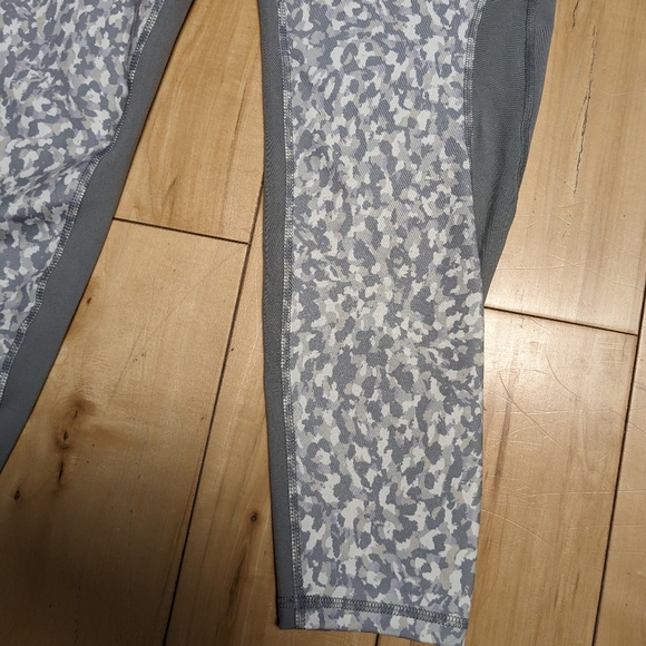 Old Navy Active Size XL Grey Camo Print Leggings Pants Activewear - Picture 3 of 9